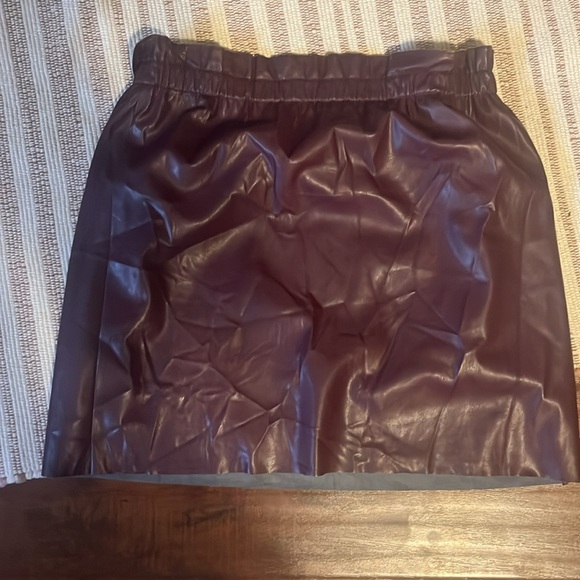 Loft vegan leather mini skirt, burgundy/plum sz M - Picture 2 of 3